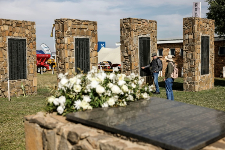 Mémorial au NAMPO salon agricole à Bothaville, le 15 mai 2025 où sont inscrits les noms des fermiers tués depuis 1961 ( AFP / Paul Botes )