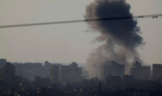 De la fumée s'élève après une frappe aérienne israélienne à Gaza, vue depuis le sud d'Israël