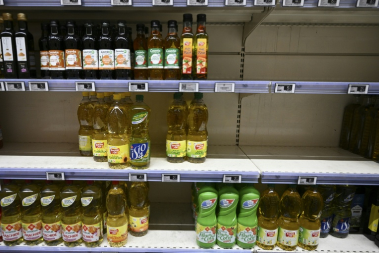 Des bouteilles d'huile dans un supermarché à Septèmes-les-Vallons (Bouches-du-Rhône), le 3 septembre 2022 ( AFP / Christophe SIMON )
