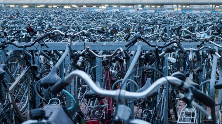 Cet immense parking aux Pays-Bas peut accueillir plus de 12.000 vélos (Crédit Photo: Héctor Martínez - Unsplash)