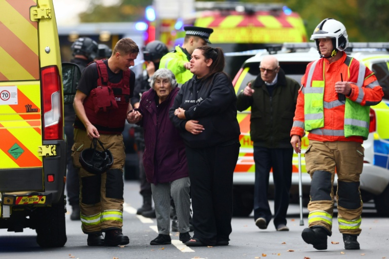 Les services de secours évacuent des membres de la communauté juive après une attaque meurtrière contre une synagogue, le 2 octobre 2025 à Manchester (Royaume-Uni) ( AFP / Paul Currie )