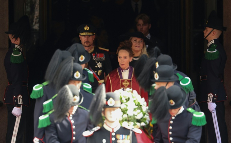 Le roi Haakon VIII (à l'arrière, à gauche) et la reine Mette-Marit suivent le cercueil du défunt roi Harald V de Norvège après la cérémonie funéraire, alors qu'il est conduit de la cathédrale d'Oslo au château d’Akershus, le 9 septembre 2026 ( AFP / Odd ANDERSEN )