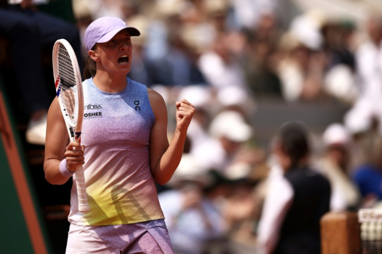 La Polonaise Iga Swiatek s'est qualifiée pour les demi-finales de Roland-Garros en battant l'Ukrainienne Elina Svitolina le 3 juin 2025 ( AFP / Anne-Christine POUJOULAT )