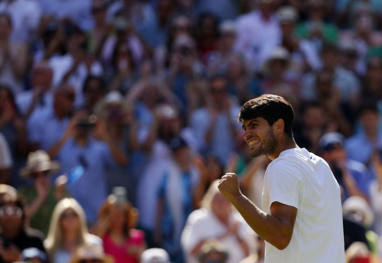 Carlos Alcaraz célèbre sa victoire en demi-finale contre l'Américain Taylor Fritz à Wimbledon