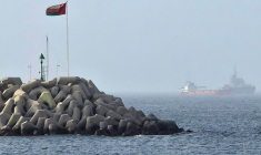 Un navire passant par le golfe d'Oman vu de la côte de Muscat, le 25 juillet 2026 ( AFP / - )