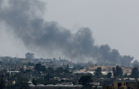 De la fumée s'élève après des frappes israéliennes sur Rafah