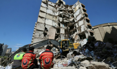 Les secours devant les décombres d'un immeuble après une attaque aérienne israélienne à Beyrouth le 9 avril 2026, au Liban ( AFP / Ibrahim AMRO )