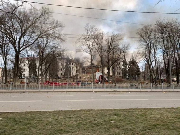 UKRAINE: RECHERCHE DE SURVIVANTS À MARIOUPOL APRÈS LE BOMBARDEMENT D'UN THÉÂTRE SERVANT D'ABRI