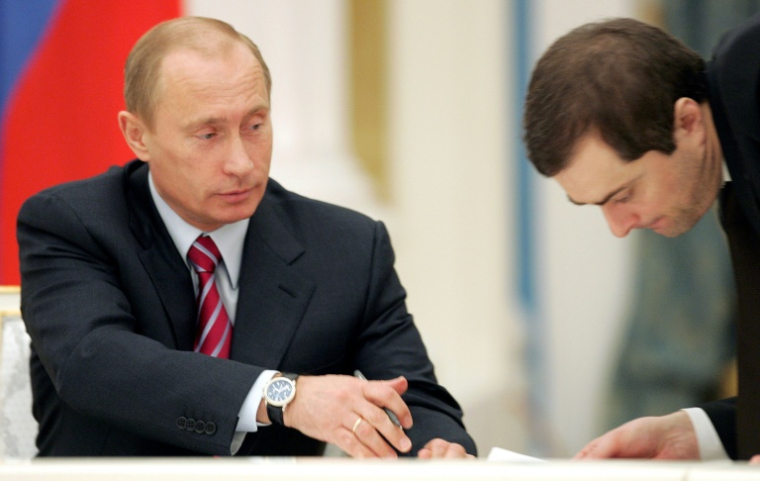 Vladimir Poutine avec son conseiller Vladislav Sourkov au Kremlin le 6 février 2007 ( AFP / DENIS SINYAKOV )