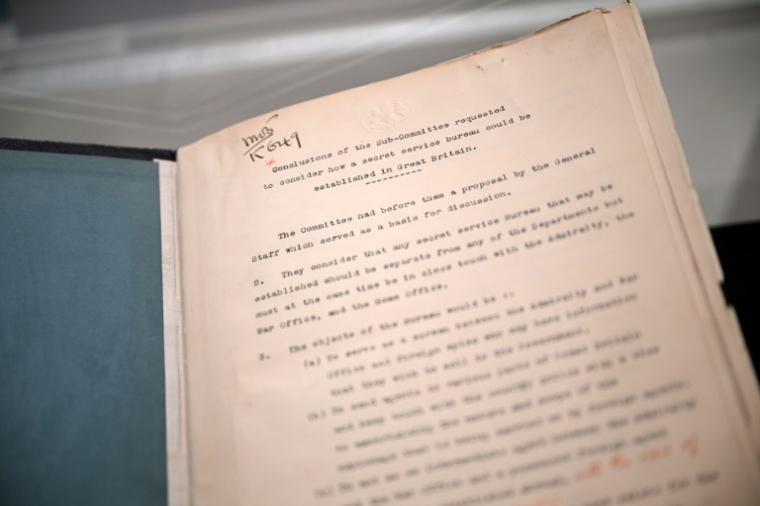 Un document détaillant la formation d'un bureau de services secrets, daté de 1909, présenté dans le cadre d'une exposition sur les "secrets du MI5" aux Archives nationales à Londres, le 3 avril 2025 ( AFP / Justin TALLIS )