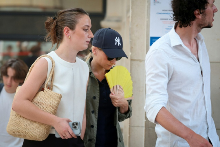 La plaignante Amandine (c) arrive pour le procès en appel de l'ex-animateur de télévision et agent immobilier  Stéphane Plaza, poursuivi pour violences conjugales, le 26 juin 2026 à Paris ( AFP / MEHDI FEDOUACH )
