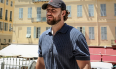 Le streamer Owen Cenazandotti, alias Naruto, arrive au tribunal de Nice, le 6 juillet 2026, pour l'ouverture de son procès, avec son collègue streamer Safine Hamadi, alias Safine, poursuivis pour des faits de violence liés au décès de Raphaël Graven, connu en ligne sous le nom de Jean Pormanove, survenu lors d'une diffusion en direct ( AFP / Valery HACHE )