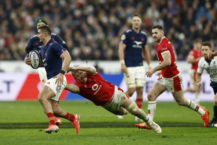 Leo Barre (France) en action avec Gareth Thomas (Pays de Galles)