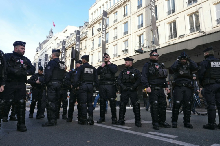 Des forces de polices déployées devant le BHV à Paris avant l'ouverture du magasin Shein, le 5 novembre 2025 ( AFP / Dimitar DILKOFF )