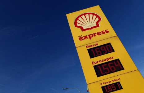 Un logo de la multinationale britannique du pétrole et du gaz, Shell, est affiché à Sint-Pieters-Leeuw