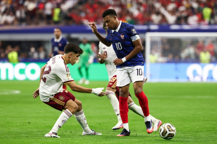 L'attaquant des Bleus Kylian Mbappe face au défenseur espagnol Pau Cubarsi, à Arlington, le 14 juillet 2026 ( AFP / FRANCK FIFE )
