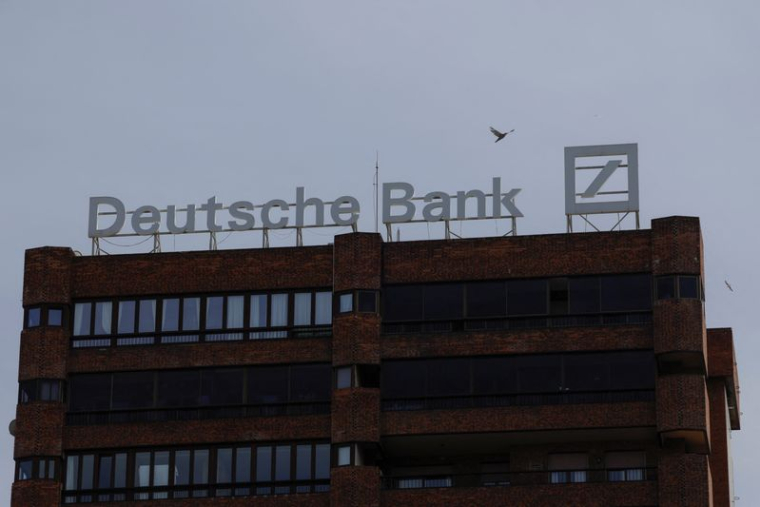 Le logo de Deutsche Bank est visible sur le toit d'un bâtiment à l'extérieur d'une agence de la Deutsche Bank à Malaga