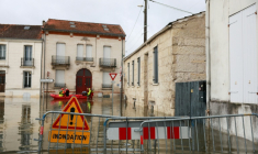 Des sauveteurs en barque dans une rue inondée après la crue de la Charente à Saintes, le 18 février 2026 en Charente-Maritime ( AFP / ROMAIN PERROCHEAU )