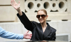 La chanteuse canadienne Céline Dion salue ses fans devant l'hôtel Le Royal Monceau à Paris, le 3 septembre 2026, avant une série de concerts dans la capitale ( AFP / SIMON WOHLFAHRT )