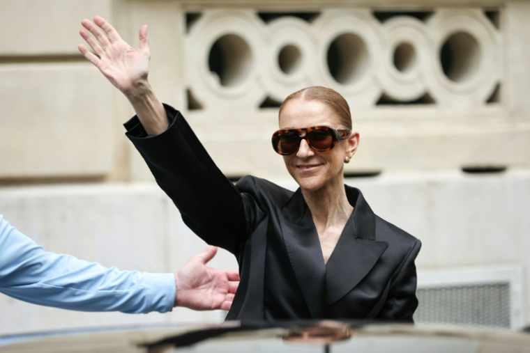 La chanteuse canadienne Céline Dion salue ses fans devant l'hôtel Le Royal Monceau à Paris, le 3 septembre 2026, avant une série de concerts dans la capitale ( AFP / SIMON WOHLFAHRT )