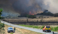 Les sapeurs-pompiers luttent contre un incendie à Bizanet, dans l'Aude, le 30 juin 2025 ( AFP / Ed JONES )