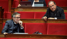 Olivier Faure (g) et François Hollande, sur les bancs de l'Assemblé nationale, le 3 novembre 2025 à Paris ( AFP / Bertrand GUAY )