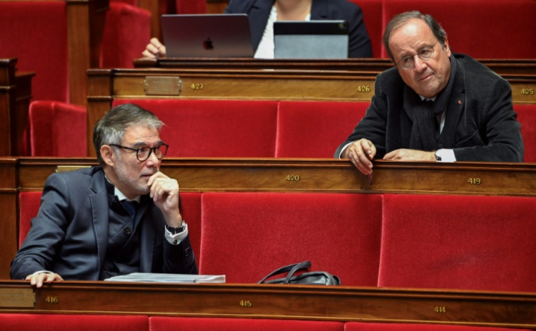 Olivier Faure (g) et François Hollande, sur les bancs de l'Assemblé nationale, le 3 novembre 2025 à Paris ( AFP / Bertrand GUAY )