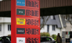 Face à la hausse des prix des carburants, le gouvernement a annoncé des mesures de soutien à la trésorerie des secteurs des transports, de la pêche et de l'agriculture, mais sans aide directe à la pompe ( AFP / Fred TANNEAU )