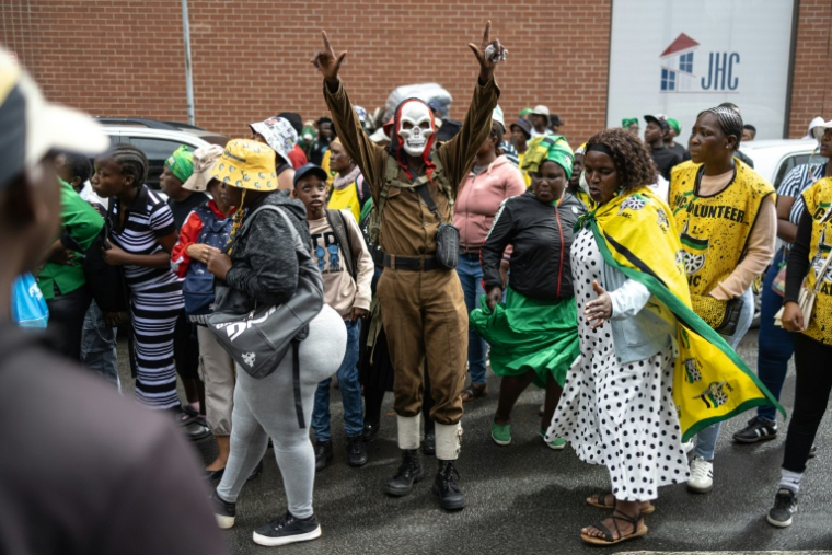 Un manifestant masqué réagit lors d'une manifestation de l'ANC à Johannesburg le 21 mars 2026. ( AFP / EMMANUEL CROSET )