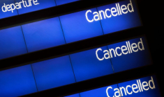 LA SUSPENSION DES VOLS VERS LE ROYAUME-UNI PLONGE UN PEU PLUS ENCORE LE TRANSPORT AÉRIEN DANS LA TOURMENTE
