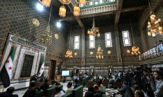 Le président de la Haute commission électorale Mohammad Taha al-Ahmad (g)  lors d'une conférence de presse annonçant la nomination de nouveaux députés au Parlement, le 1er juillet 2026 de Damas, en Syrie ( AFP / LOUAI BESHARA )