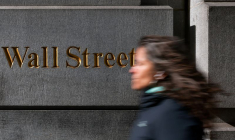 Une femme descend Wall Street à New York