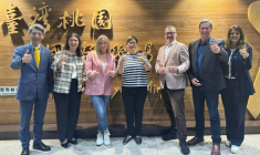 Sur cette photo prise le 4 mai 2026 et fournie par le ministère taïwanais des Affaires étrangères, les parlementaires néo-zélandais Maureen Pugh (au centre), Duncan Webb (3e à droite), Laura McClure (3e à gauche) et David Wilson (2e à droite) posent à l’aéroport international de Taoyuan au cours d'une visite à Taïwan ( Taiwan Ministry of Foreign Affairs (MOFA) / Handout )