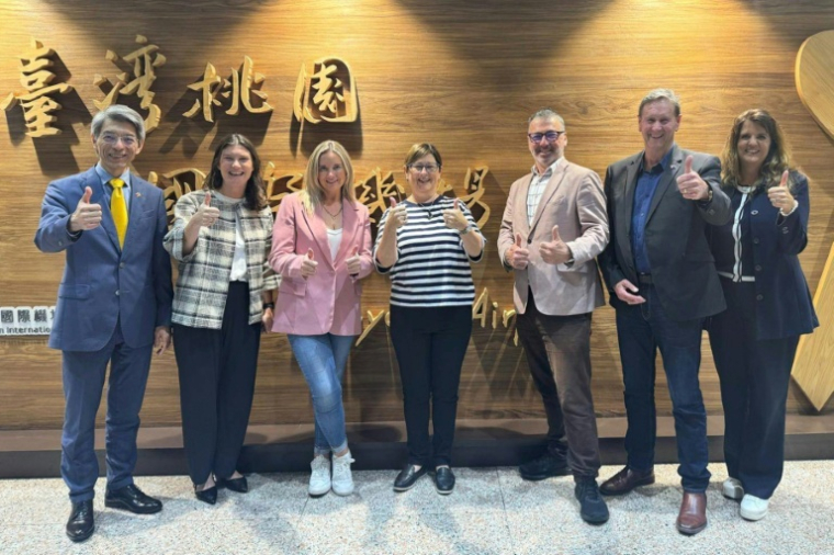 Sur cette photo prise le 4 mai 2026 et fournie par le ministère taïwanais des Affaires étrangères, les parlementaires néo-zélandais Maureen Pugh (au centre), Duncan Webb (3e à droite), Laura McClure (3e à gauche) et David Wilson (2e à droite) posent à l’aéroport international de Taoyuan au cours d'une visite à Taïwan ( Taiwan Ministry of Foreign Affairs (MOFA) / Handout )