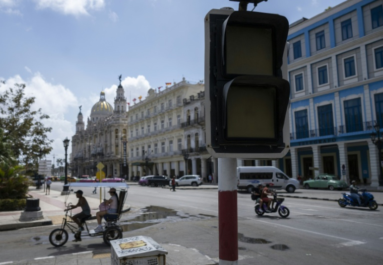 Un feu de circulation hors service en raison d'une nouvelle panne dans le réseau national, le 4 mars 2026  à La Havane, à Cuba  ( AFP / YAMIL LAGE )