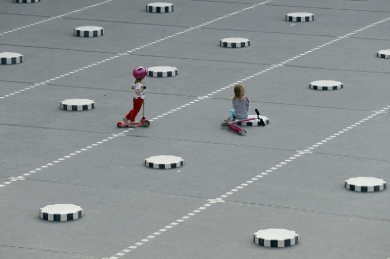 Des enfants jouent dans les jardins du Palais royal à Paris, le 24 avril 2015  ( AFP / Thomas SAMSON )