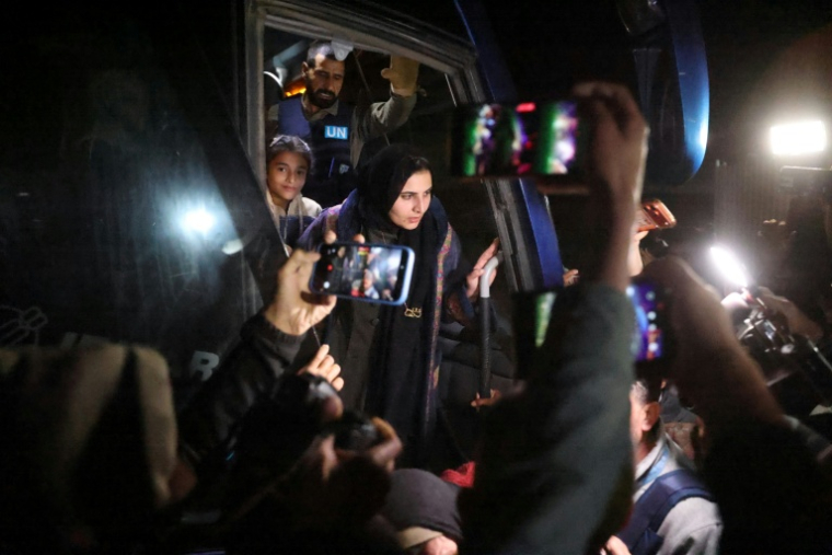 Des Palestiniens de Gaza rentrant d'Egypte descendent d'un bus à Khan Younès, dans le sud de la bande de Gaza, le 2 février 2026 ( AFP / Bashar Taleb )