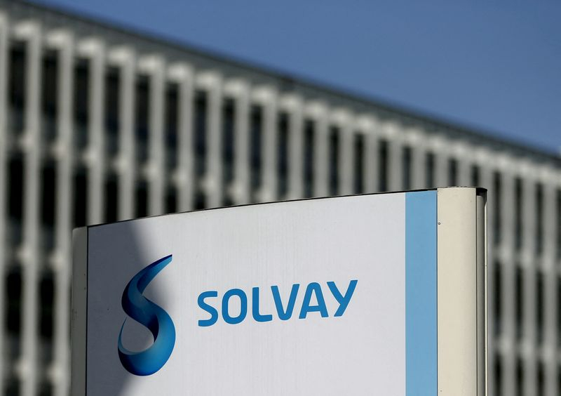 Le logo du groupe belge Solvay est visible au siège de l'entreprise à Bruxelles