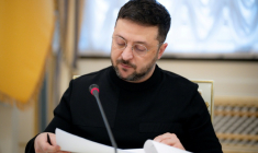 Photo diffusée par la présidence ukrainienne, le 24 décembre 20255, montrant le président ukrainien Volodymyr Zelensky lors d'une conférence de presse avec des journalistes, le 23 décembre 2025 à Kiev ( UKRAINIAN PRESIDENTIAL OFFICE / Handout )