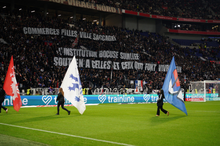Les supporters lyonnais en soutien aux victimes des dégradations du 17 octobre