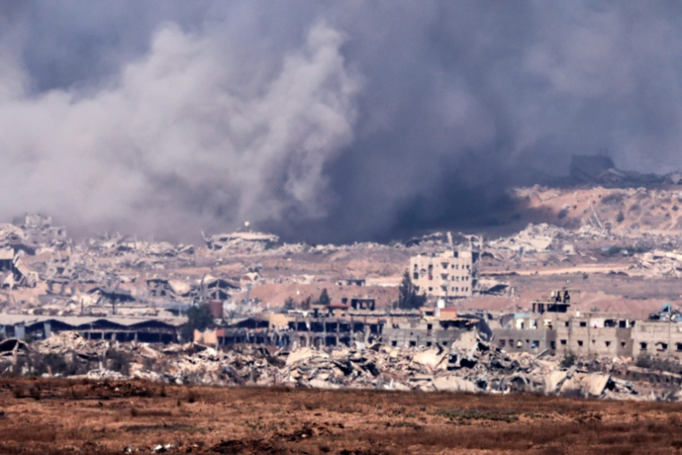 La bande de Gaza sous les bombardements, vue depuis Israël le 27 juillet 2025 ( AFP / Menahem KAHANA )