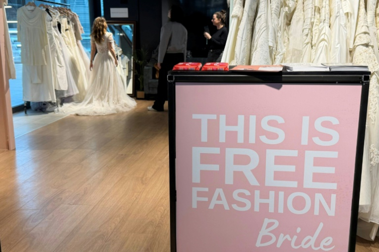 Lara Beters, communicante en développement durable et future mariée, essaie sa robe de mariée d'occasion dans une boutique éphémère "Free Fashion" à la gare d'Utrecht, le 2 avril 2026 aux Pays-Bas ( AFP / Stéphanie HAMEL )
