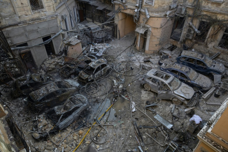 Des carcasses de voitures calcinées après des frappes aériennes russes dans la ville portuaire ukrainienne d'Odessa, le 9 août 2026 ( AFP / Oleksandr GIMANOV )