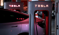 Un véhicule électrique Tesla est rechargé à une station de recharge de batteries Tesla Supercharger à Barakaldo