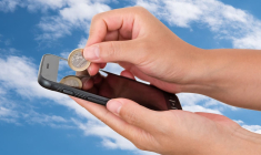 (Femme remboursant en temps réel un proche par un virement instantané - Crédits photo : Adobe Stock)