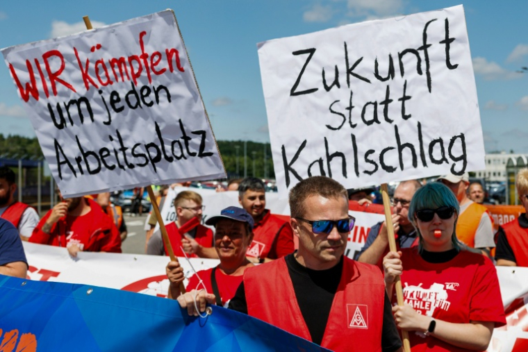 Des employés du constructeur automobile allemand Volkswagen (VW) manifestent contre la restructuration et les projets de suppressions massives d'emplois à l'usine VW de Zwickau, dans l'est de l'Allemagne, le 9 juillet 2026 ( AFP / Jens SCHLÜTER )