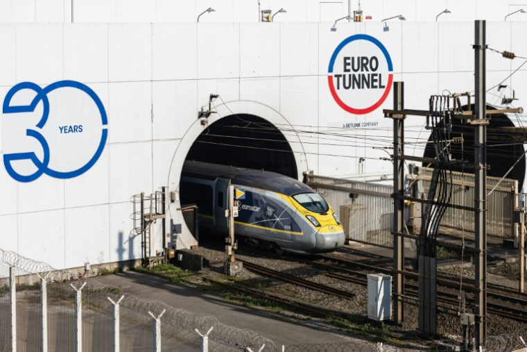 Un train Eurostar entre dans le tunnel sous la Manche, exploité par la société Eurotunnel, à Coquelles, le 4 avril 2025 dans le Pas-de-Calais ( AFP / Sameer Al-DOUMY )