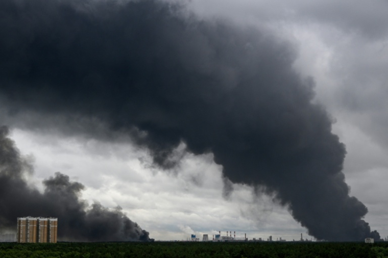 De la fumée noire s'élève de la raffinerie de pétrole de Gazprom Neft, dans la banlieue sud-est de Moscou, après des frappes ukrainiennes, le 18 juin 2026 en Russie ( AFP / - )