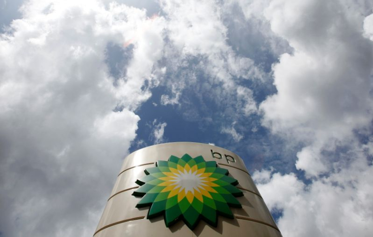 BP: LE BÉNÉFICE GRIMPE AU 2E TRIMESTRE, DIVIDENDE RELEVÉ ET RACHAT D'ACTIONS