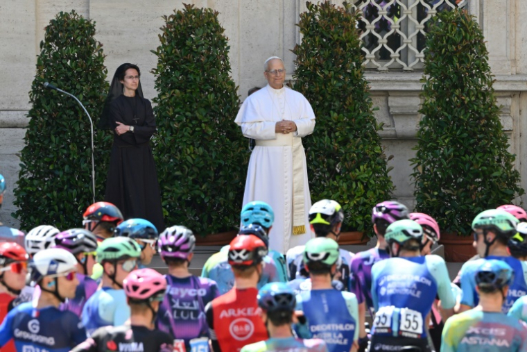 Le pape Léon XIV donne sa bénédiction au peloton du Tour d'Italie avant la 21e et dernière étape le 1er juin 2025 au Vatican ( AFP / Alberto PIZZOLI )
